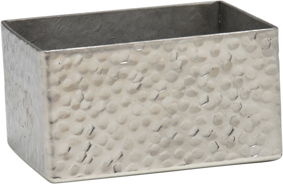 Rechteckiger, gehämmerter Metallbehälter.