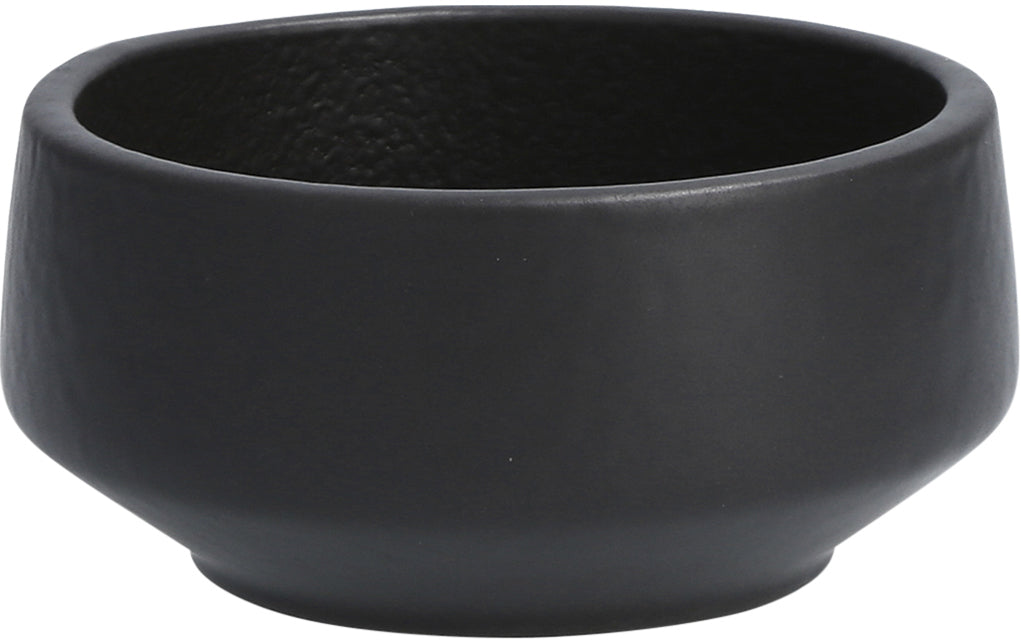 Schwarze Schale aus Keramik.