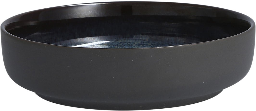 Schwarze Schüssel aus Keramik.