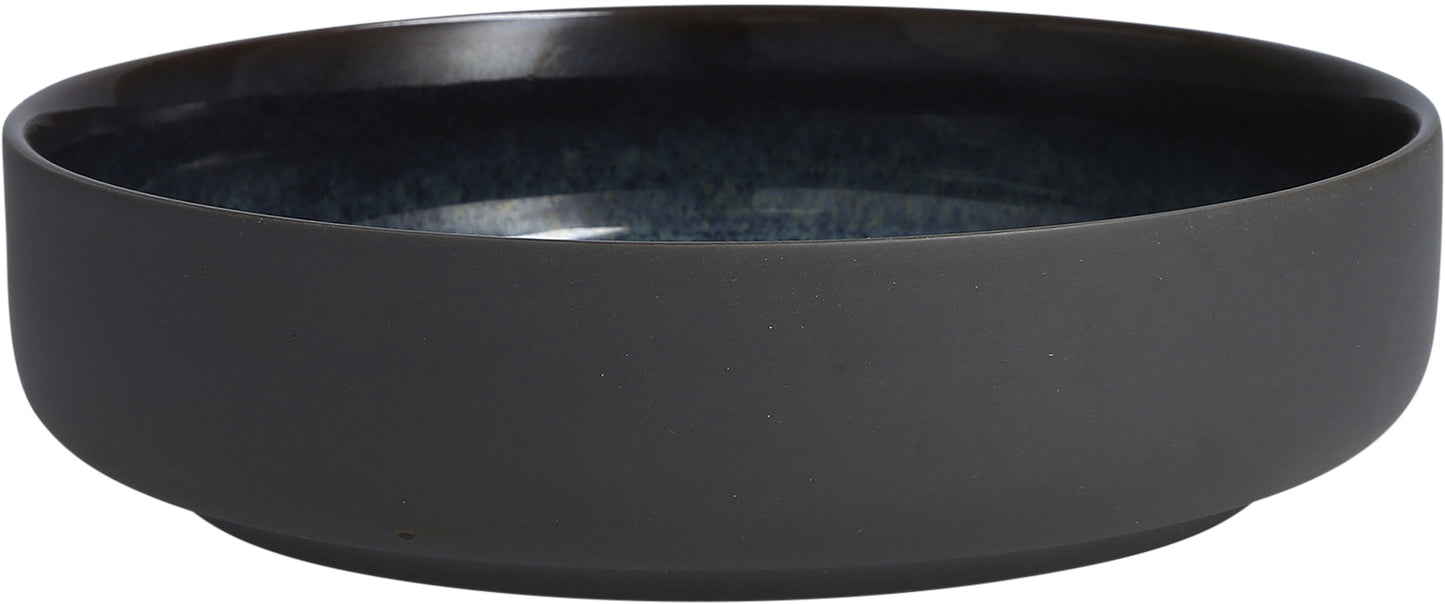 Schwarze Schüssel aus Keramik.