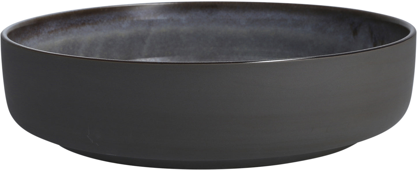 Schwarze Schüssel aus Keramik.