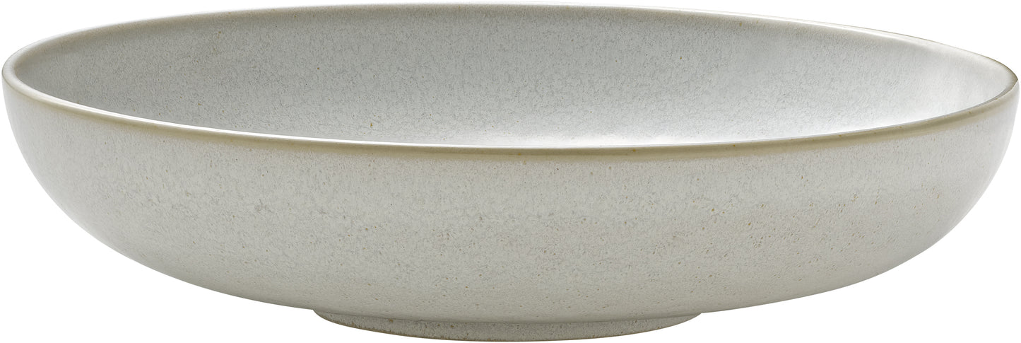 Weiße, flache Schale aus Porzellan.