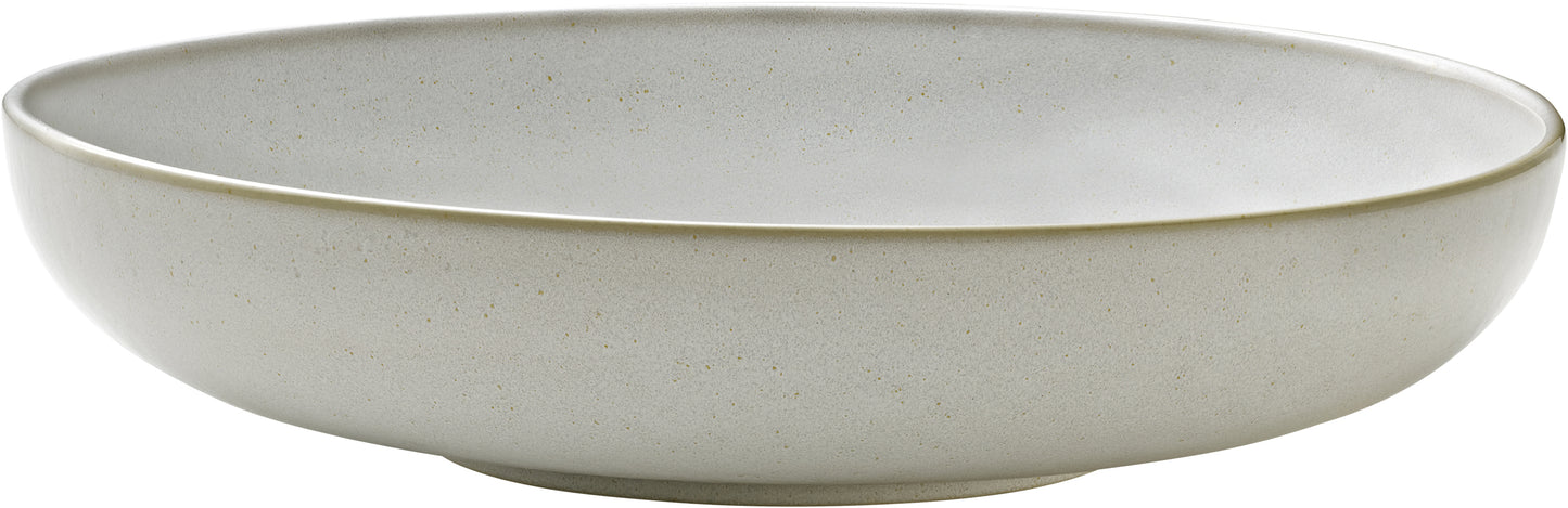 Flache, beige Schale aus Porzellan.