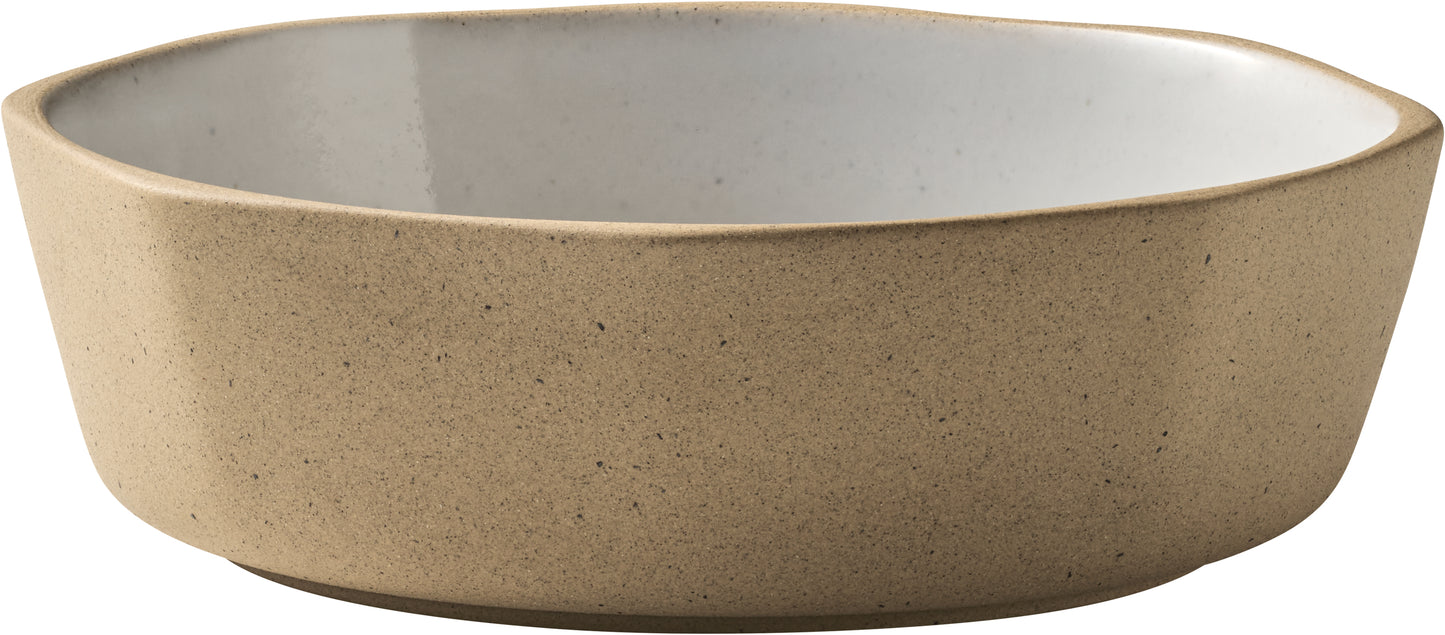 Beige Schale mit weißem Innenraum.