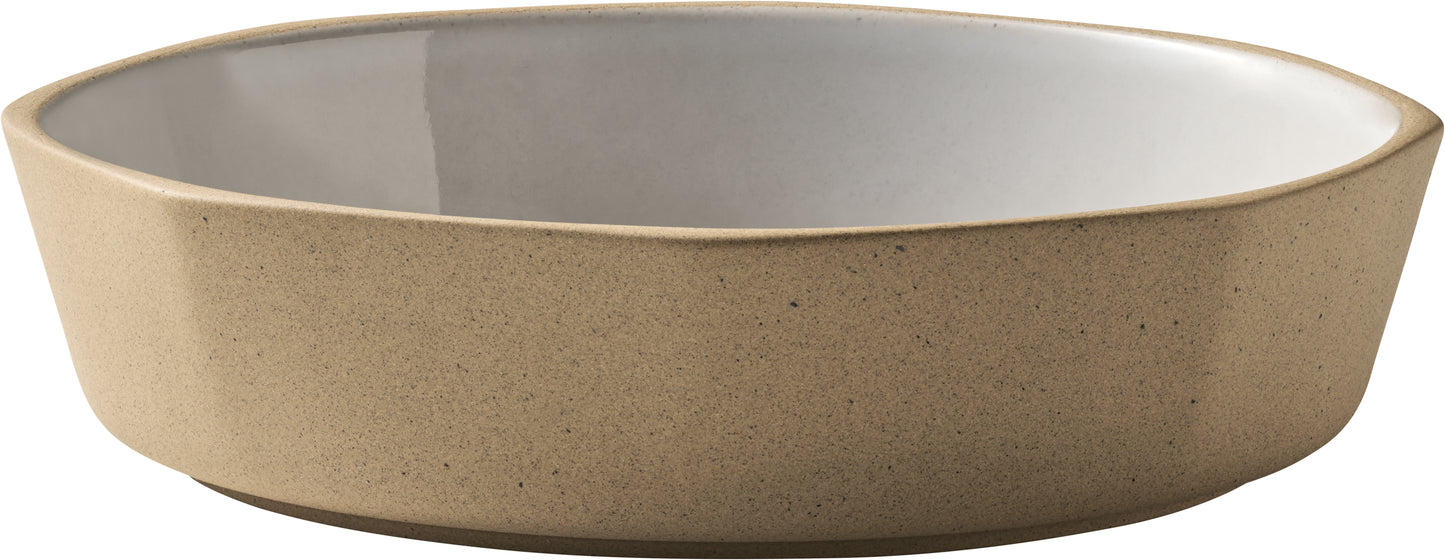 Beige Schale mit weißem Innenraum.