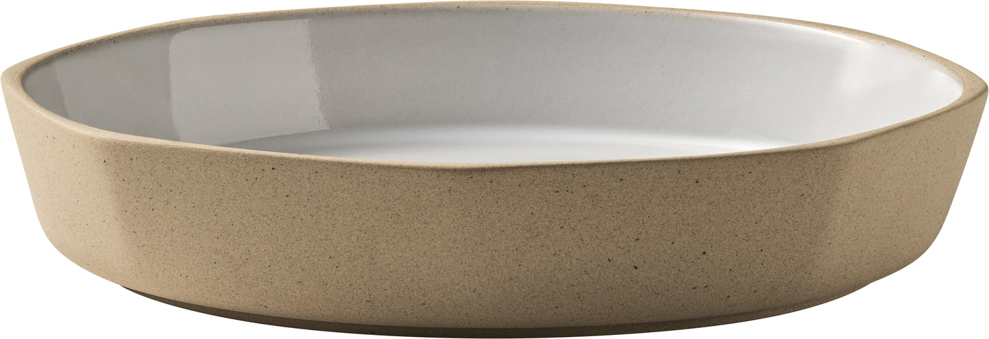 Beige Schale mit weißem Innenraum.