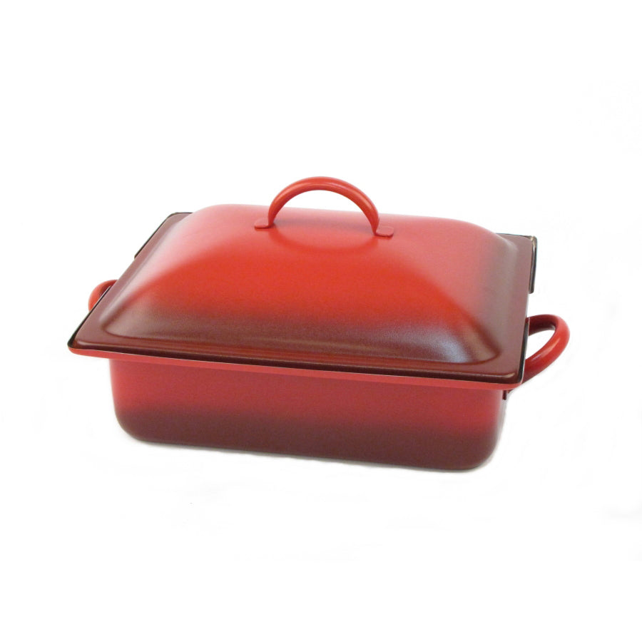 Roter Bräter mit Deckel.