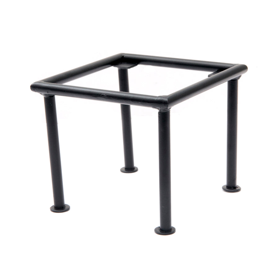 Schwarzes Metallgestell mit vier Beinen.