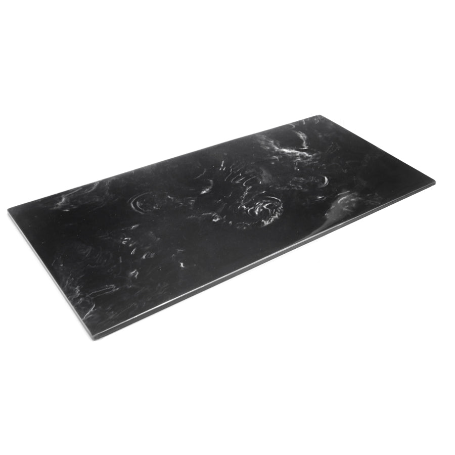 Schwarze Tischplatte mit Marmoroptik.