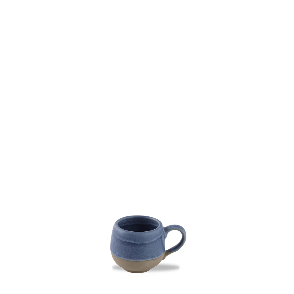 Blaue Tasse auf weißem Hintergrund.