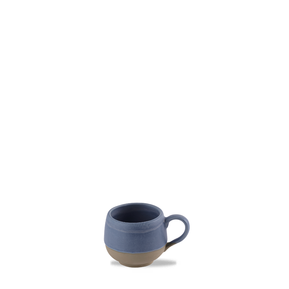 Blaue Tasse auf weißem Hintergrund.