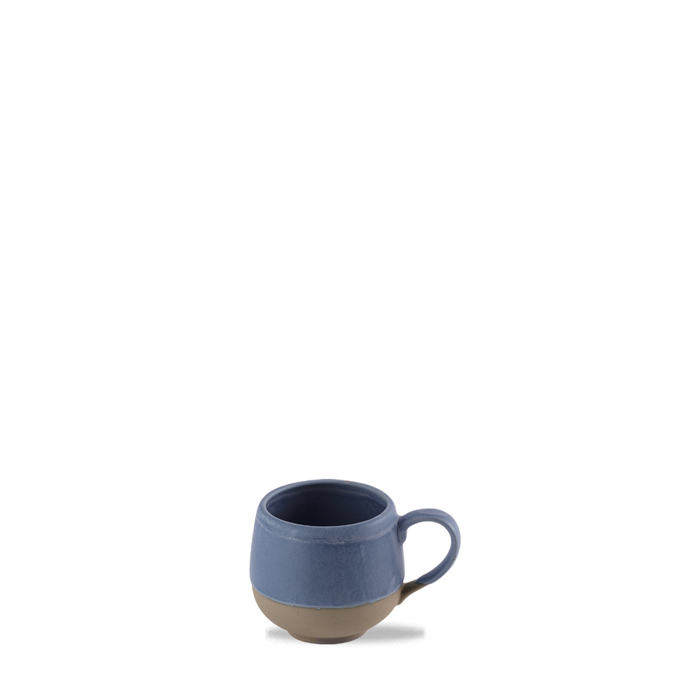 Blaue Tasse auf weißem Hintergrund.
