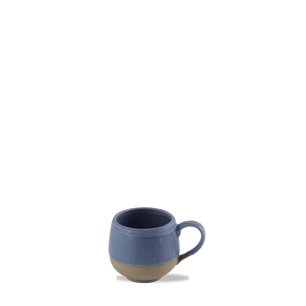Blaue Kaffeetasse auf weißem Hintergrund