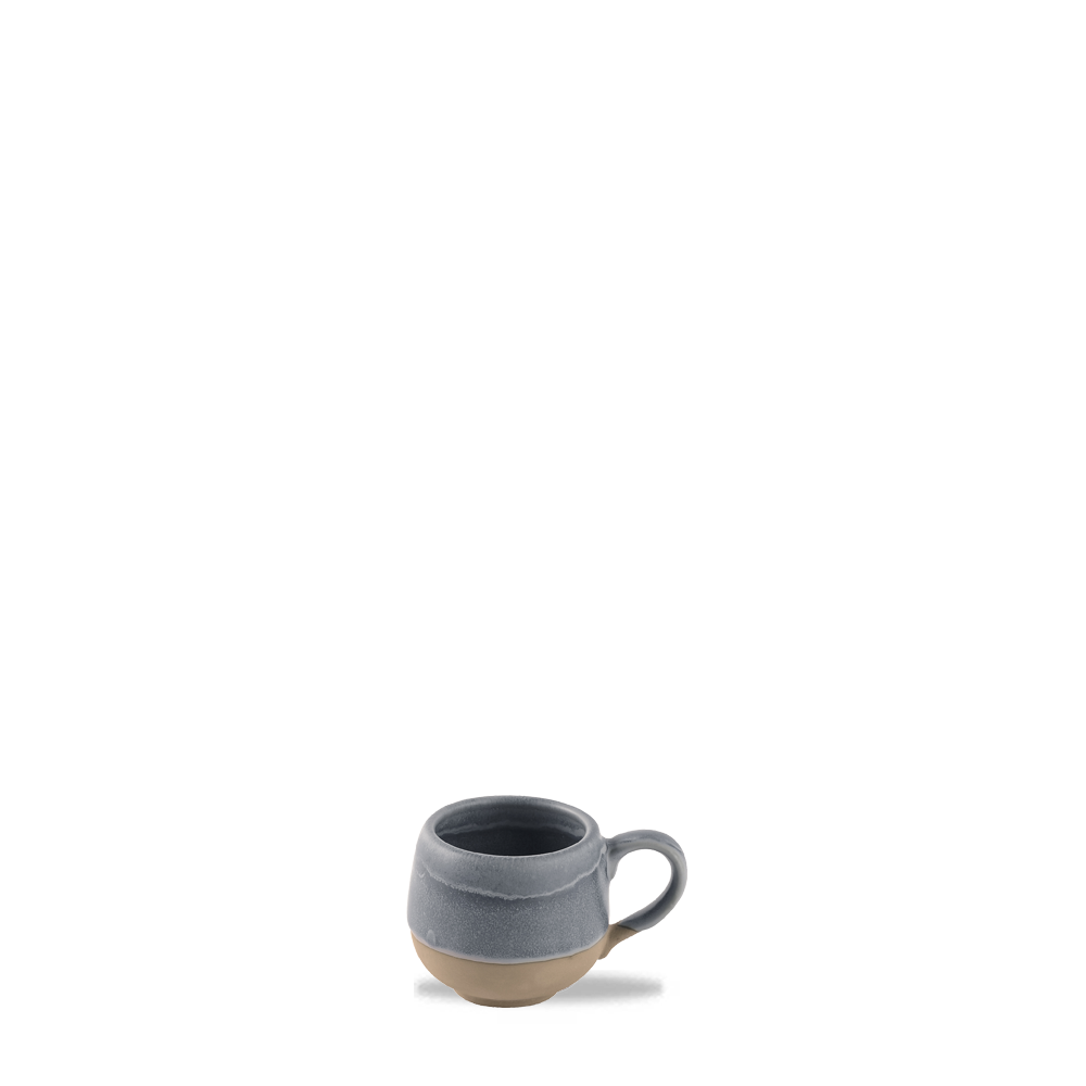Graue Tasse auf weißem Hintergrund.