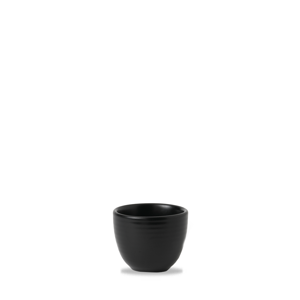 Schwarze Tasse auf weißem Hintergrund.