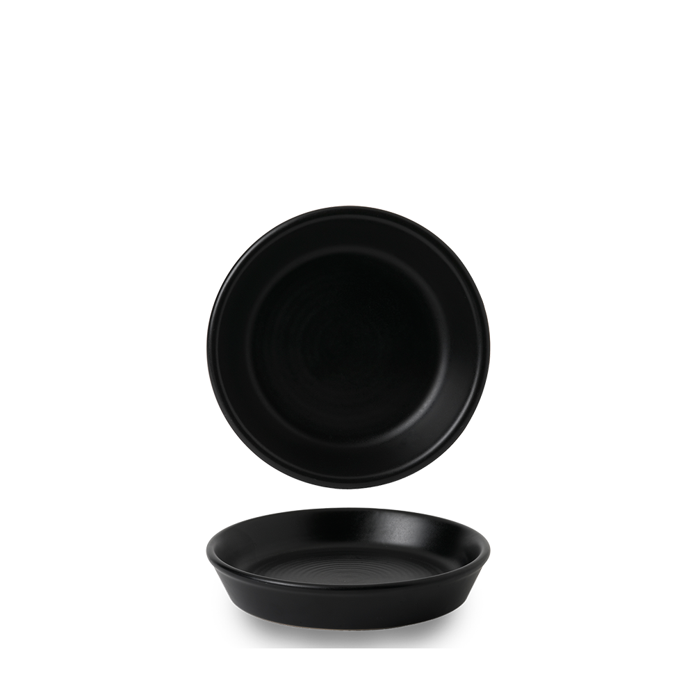 Zwei schwarze Teller, schlichtes Design.
