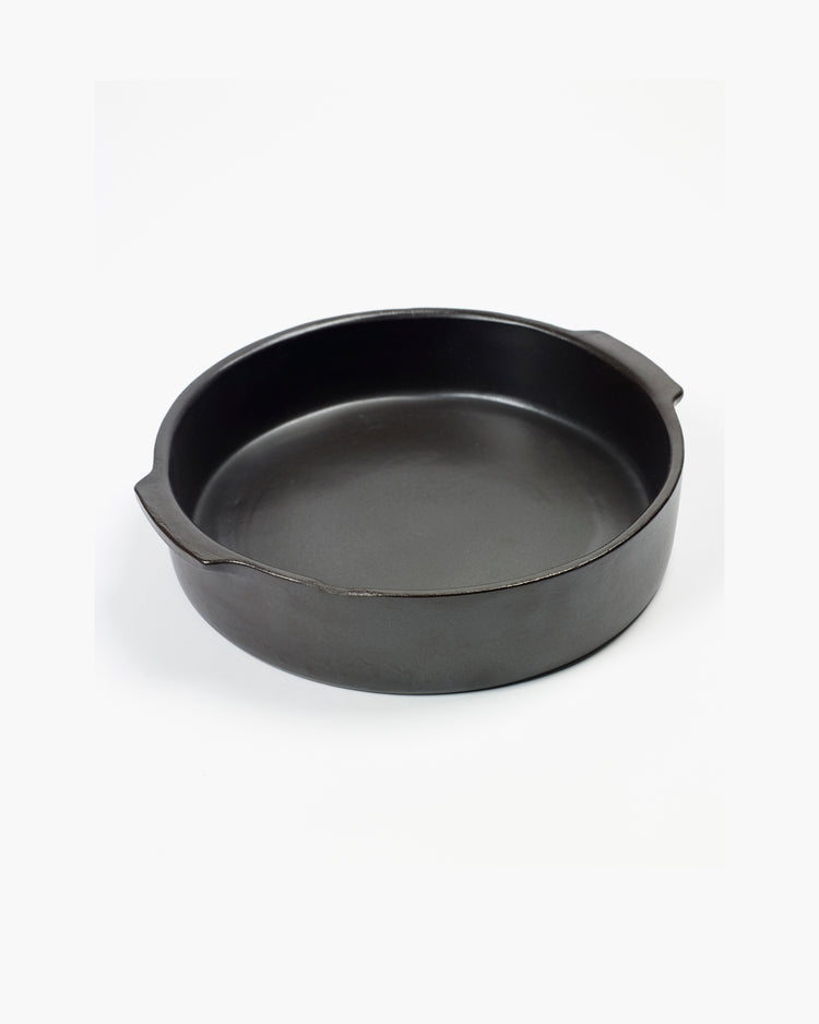 Schwarze gusseiserne Bratpfanne.