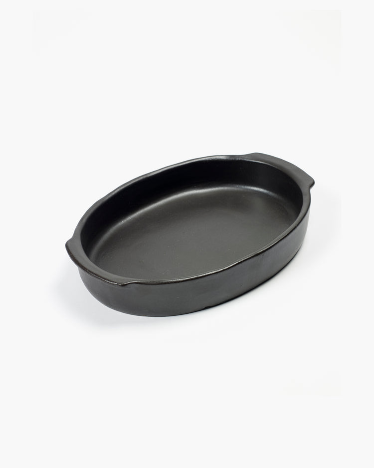 Schwarze ovale Auflaufform aus Keramik.