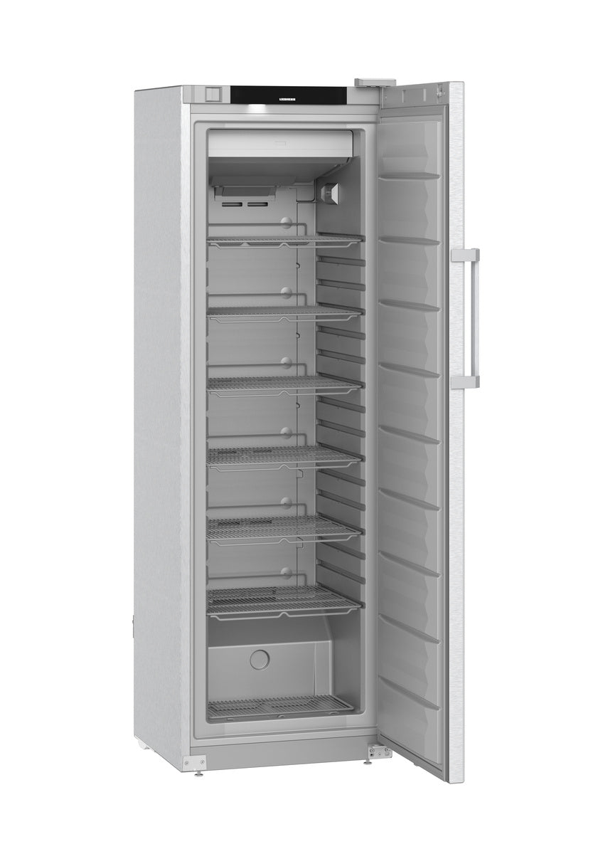 Leerer Gastronomie-Kühlschrank, offen, Edelstahl