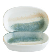 Zwei ovale, bunte Keramikteller.