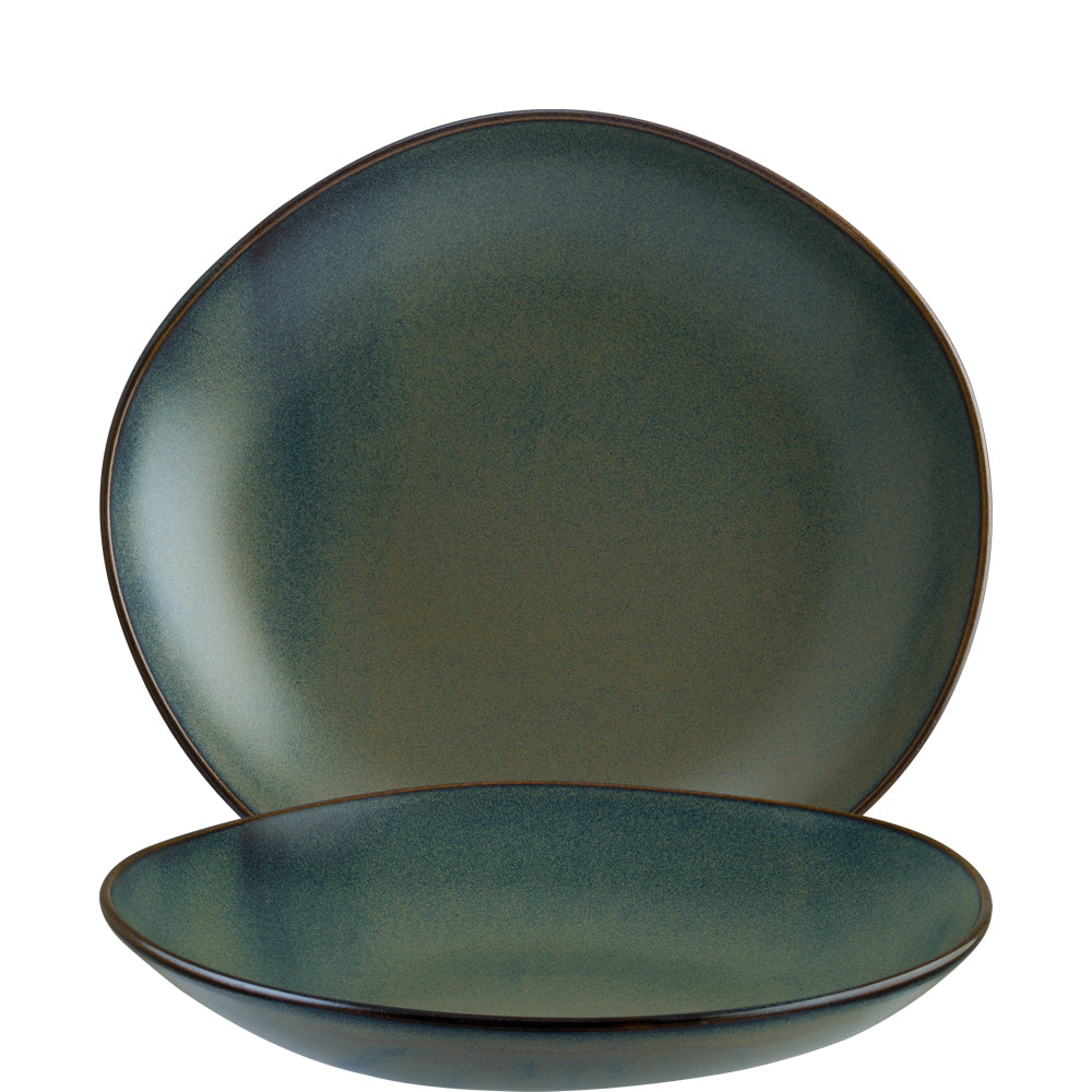 Zwei grüne Keramikteller, rustikal.