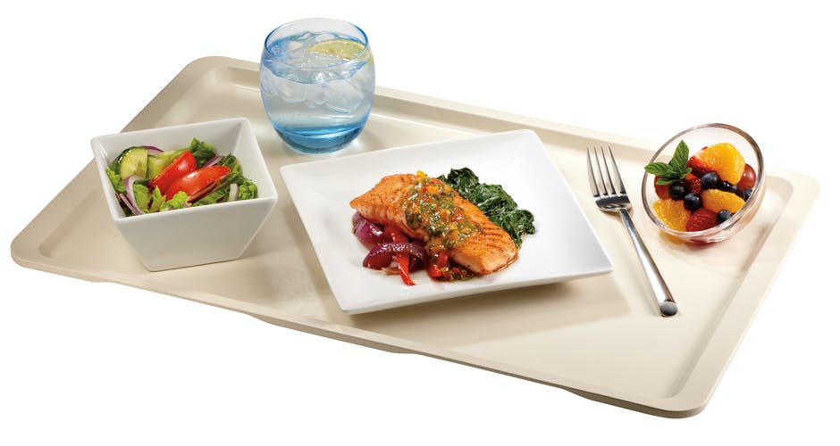 Tablett mit Essen und Getränk.