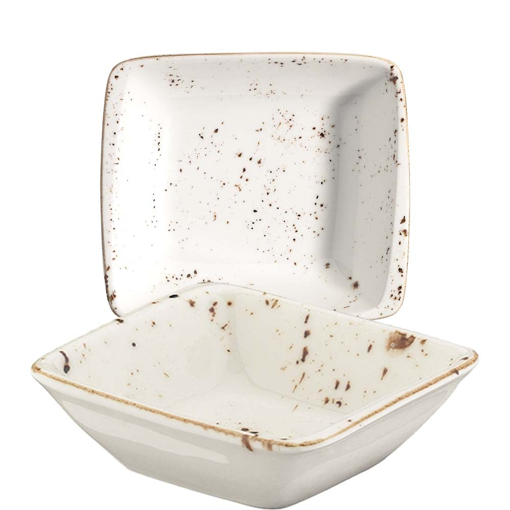 Zwei rustikale, quadratische Schalen.