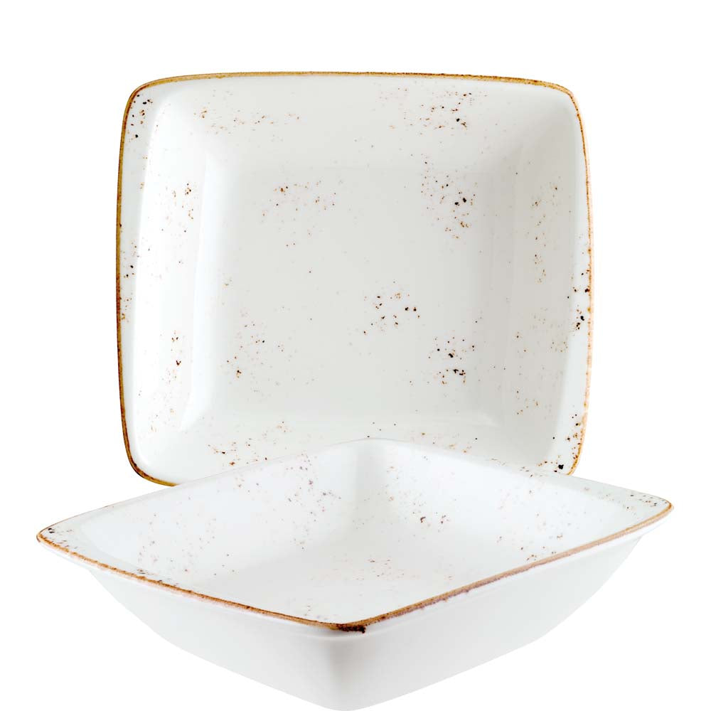 Zwei rustikale, quadratische Teller.