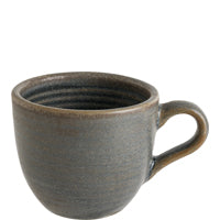 Graue Keramiktasse vor weißem Hintergrund