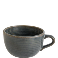 Graue Keramiktasse mit Henkel.