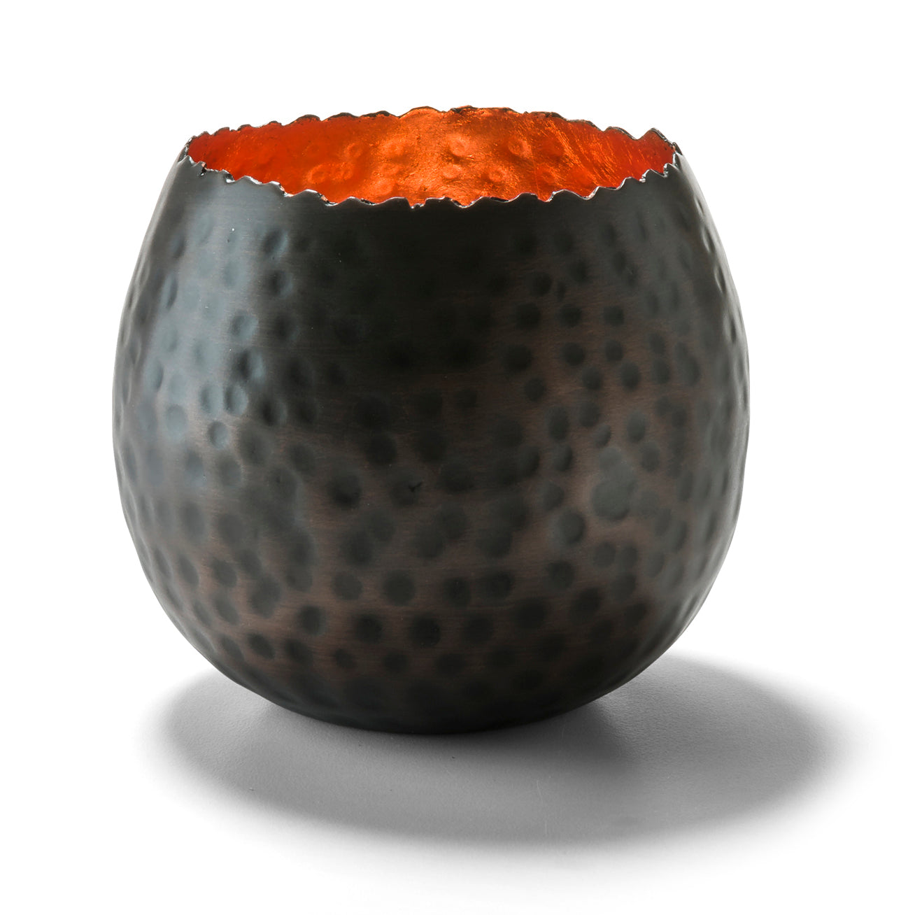 Metallschale mit gehämmertem Design.