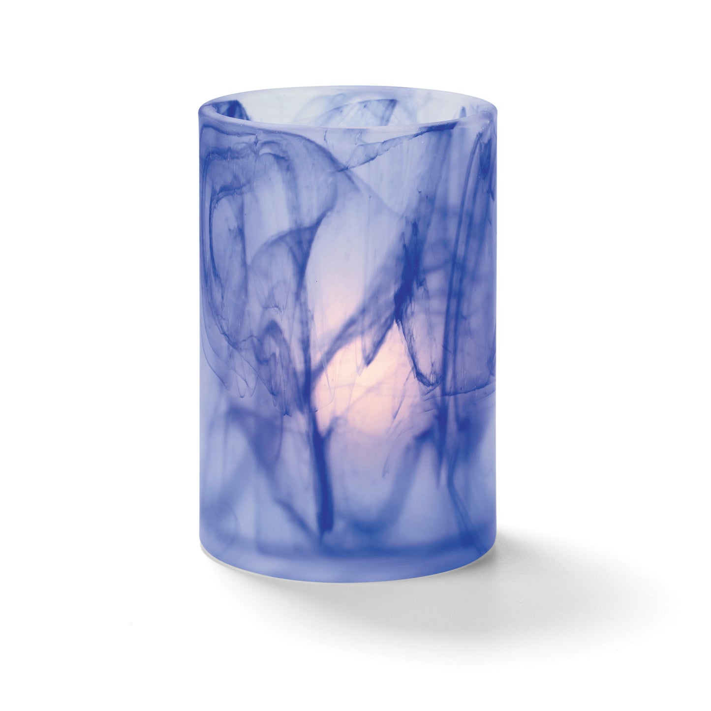 Blaues Glas mit Kerzenlicht.