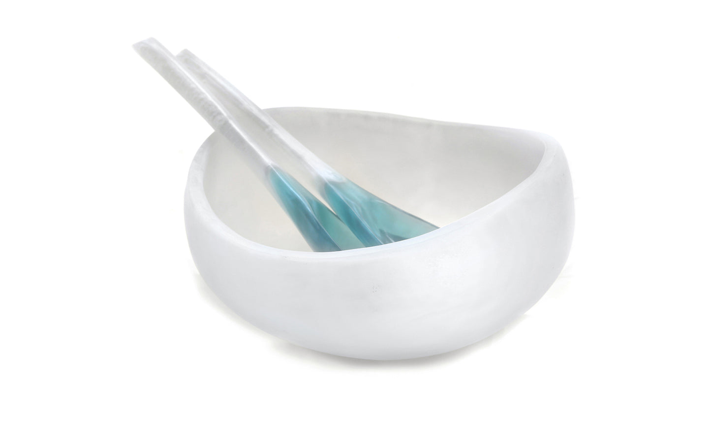 Weiße Schüssel mit blauen Löffeln.