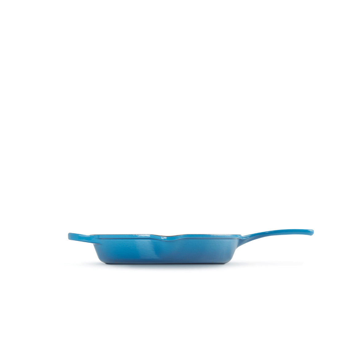 Blaue Bratpfanne auf weißem Hintergrund.