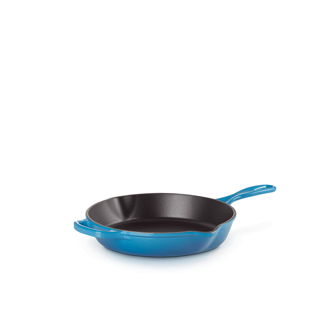 Blaue Bratpfanne aus Gusseisen auf Weiß.