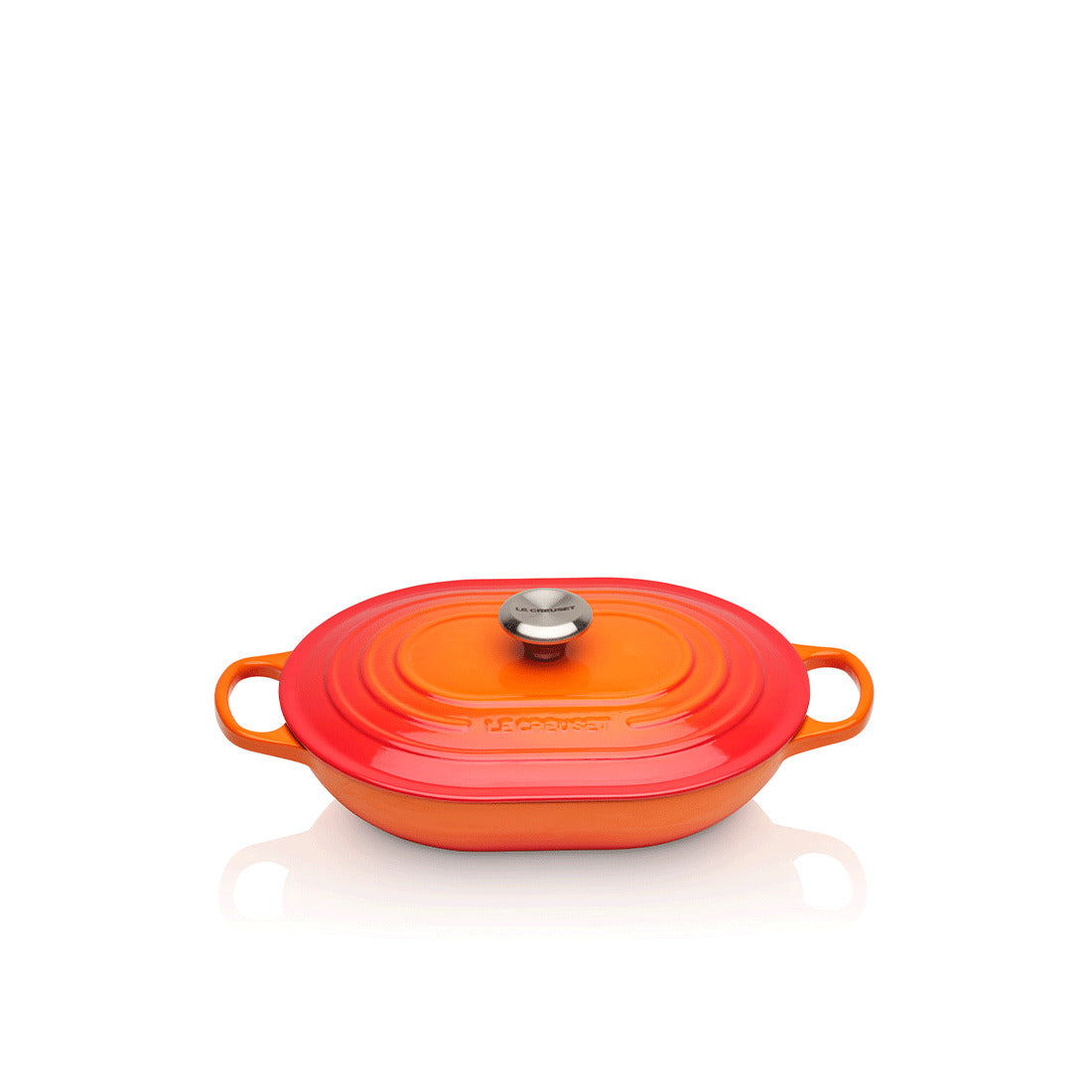 Orange Bräter mit Deckel und Griffen.