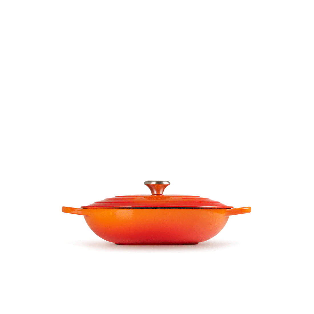 Orange Bräter mit Deckel, seitliche Griffe.