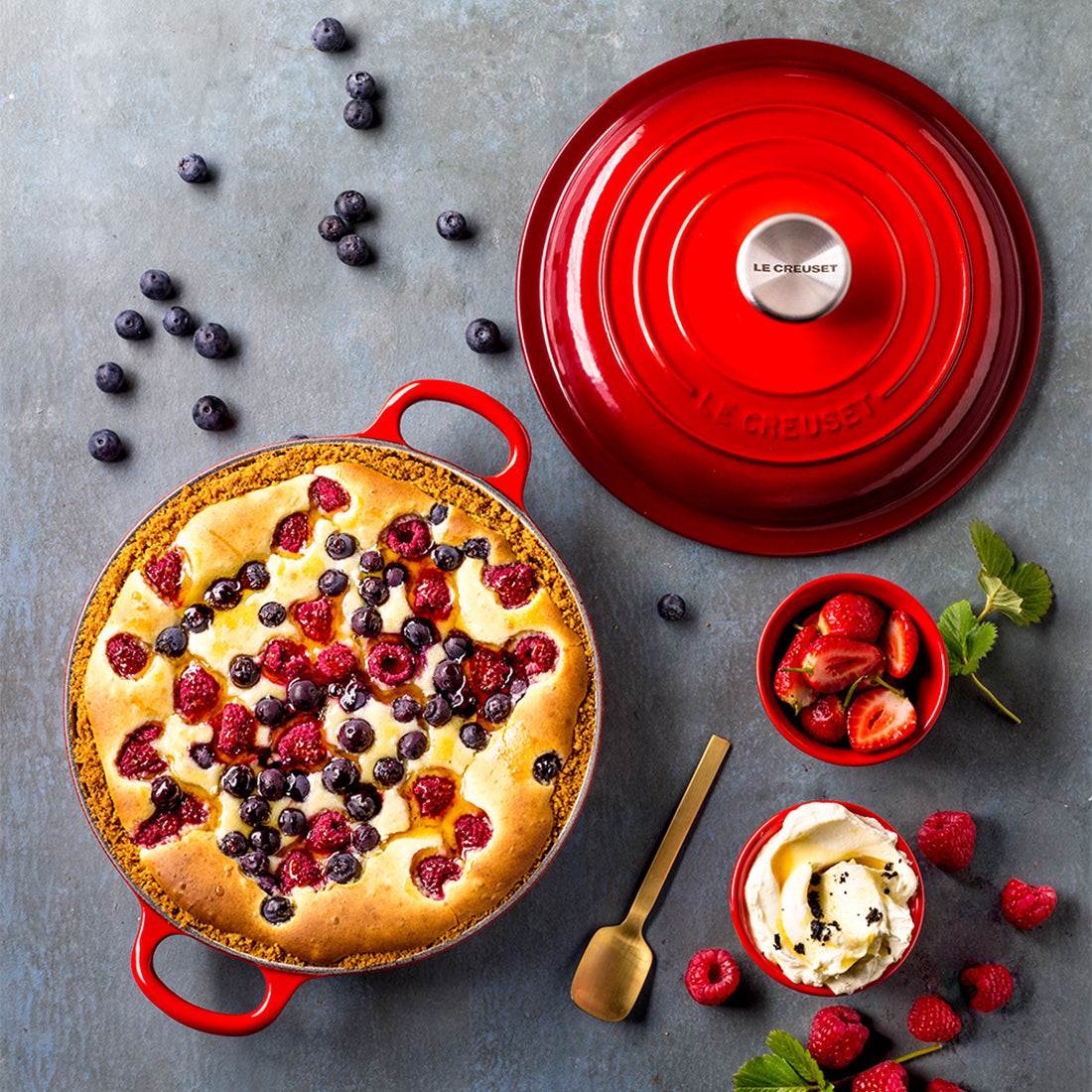 Roter Bräter mit Beerenkuchen und Zutaten.