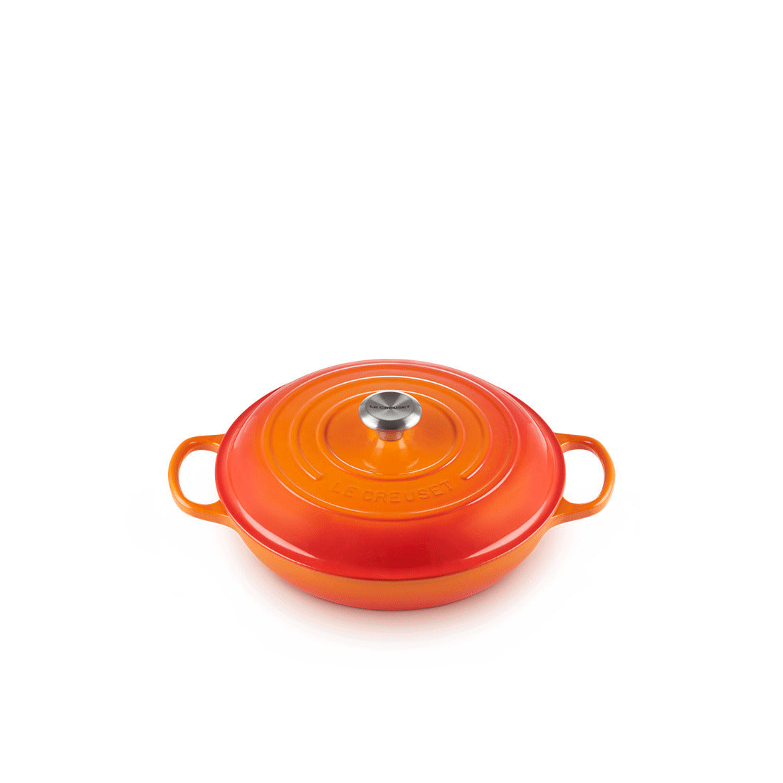 Orangefarbener Bräter mit Deckel und Griffen.
