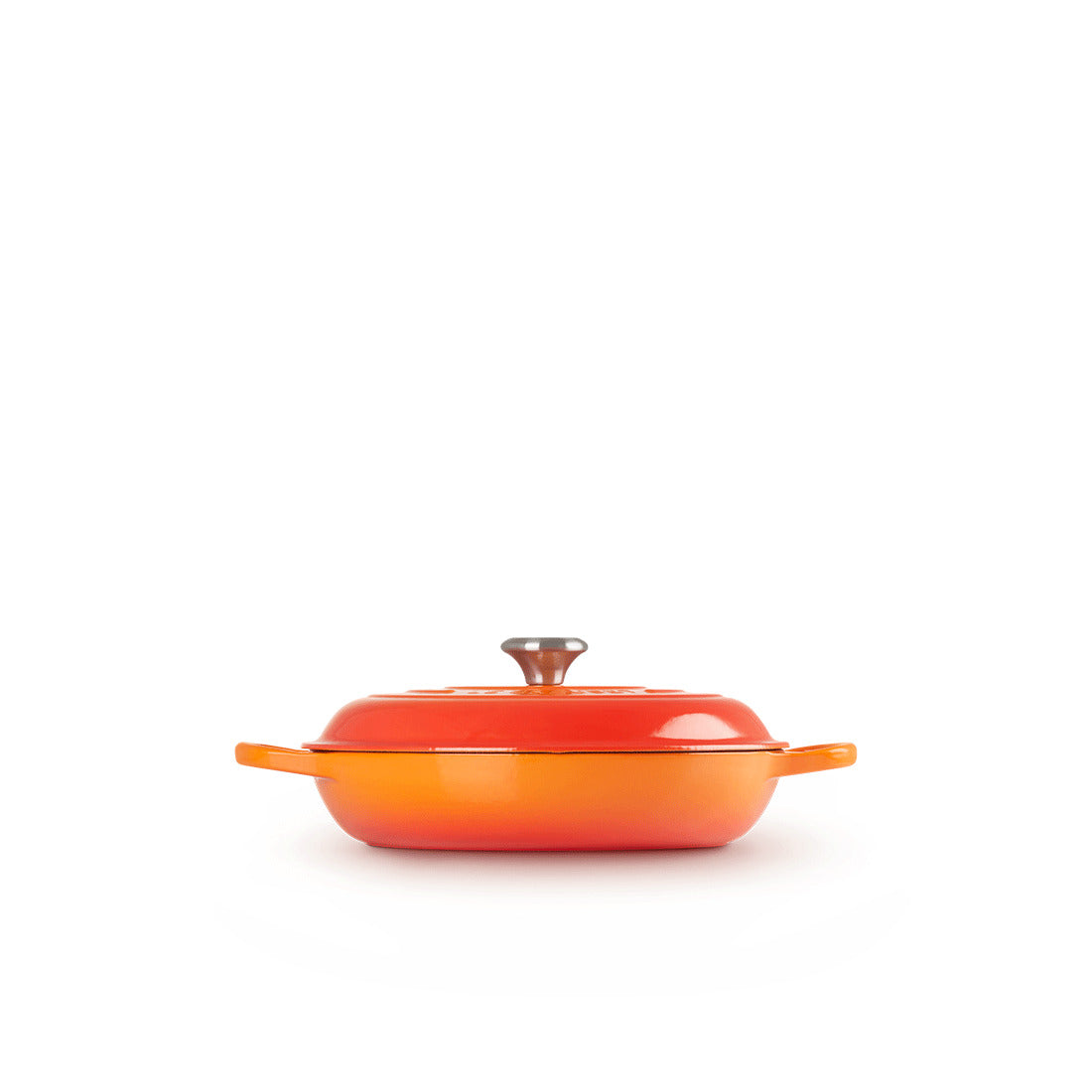 Orange Bräter mit Deckel auf weißem Hintergrund.
