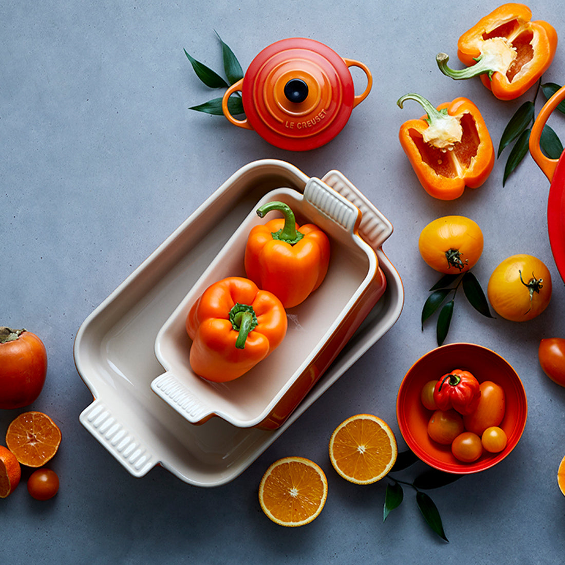 Kleine orange-weiße Auflaufform.