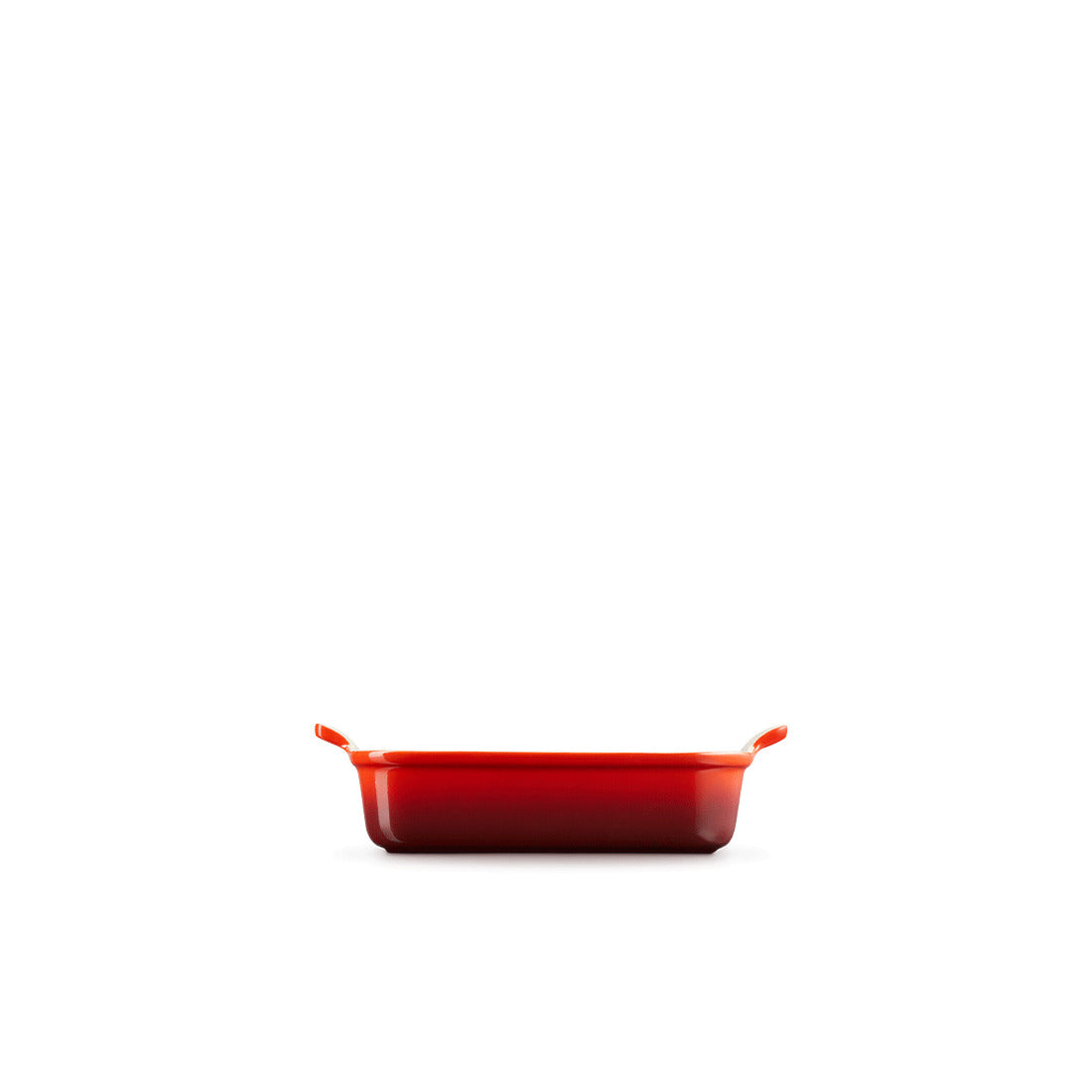 Rote Auflaufform mit Griffen.