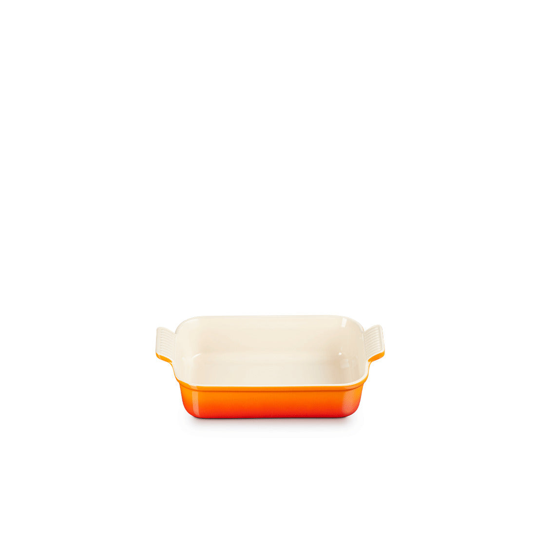 Orange-weiße Auflaufform mit Griffen.