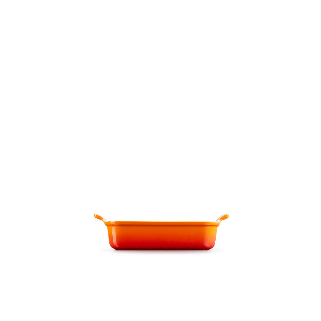 Orange-weiße Auflaufform mit Griffen.
