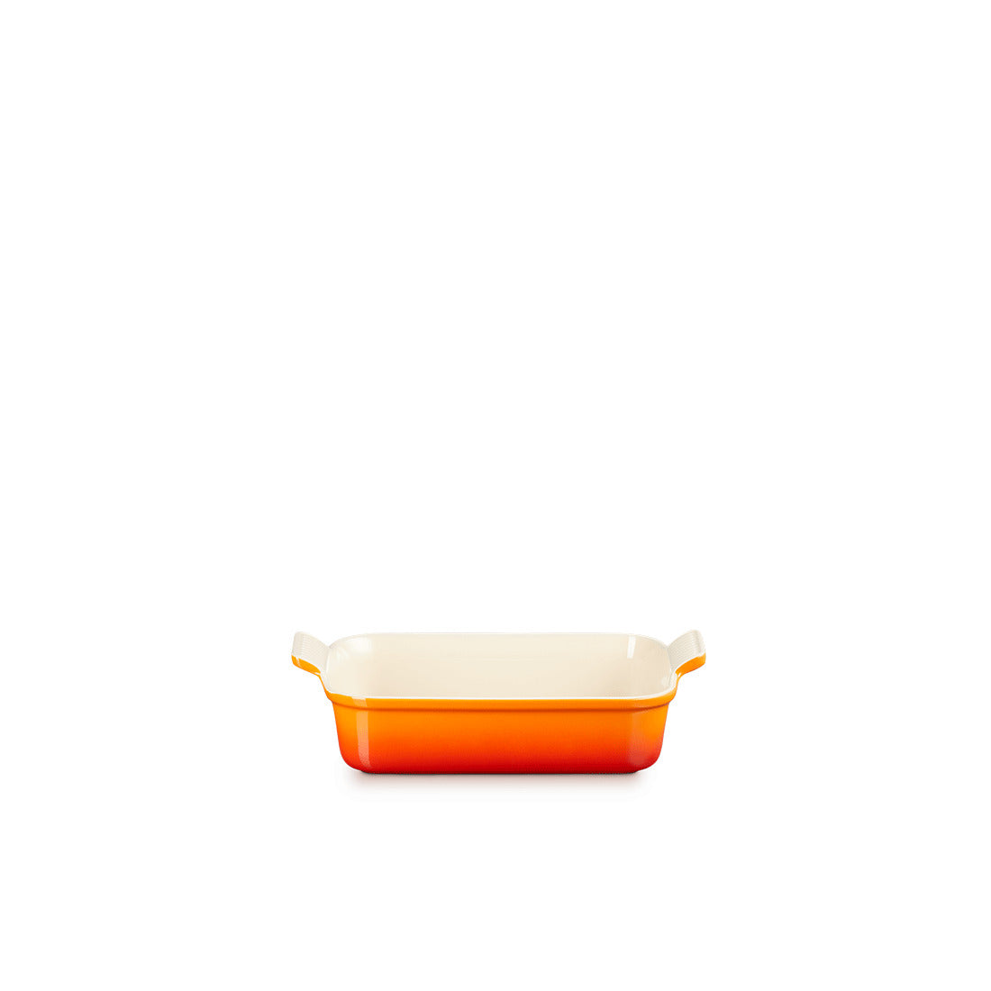 Orange-weiße Auflaufform mit Griffen.