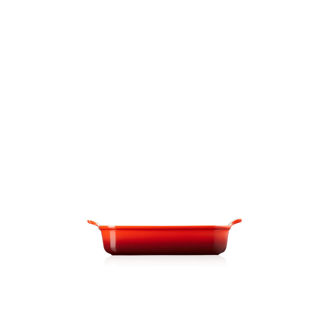 Rote Auflaufform mit Griffen.