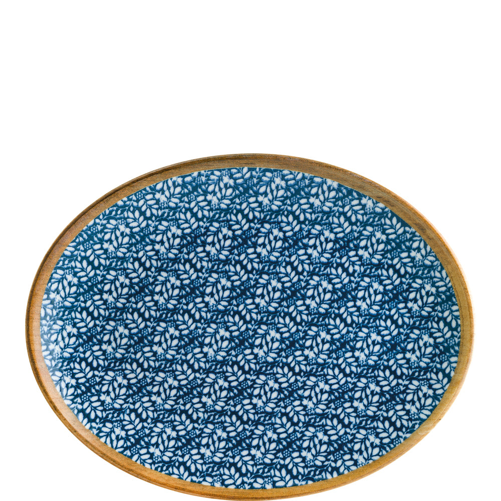 Blauer Teller mit floralem Muster.