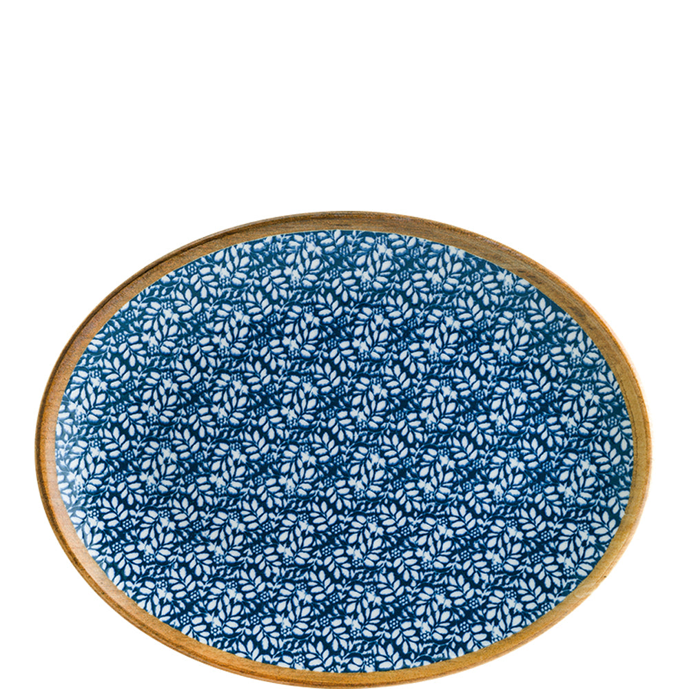 Blauer Teller mit floralem Muster.
