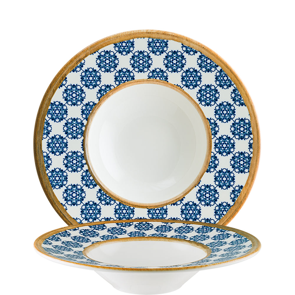 Zwei Teller mit blauem Muster.