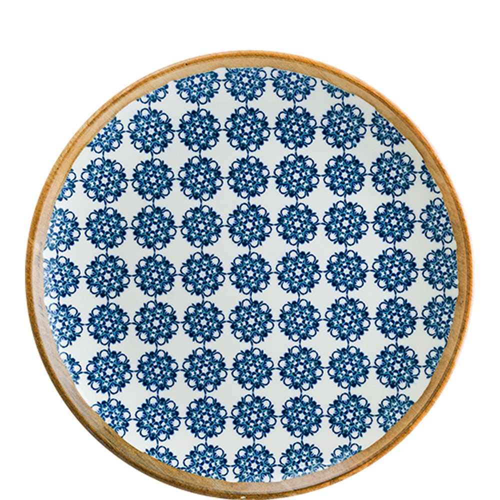 Teller mit blauem Muster.
